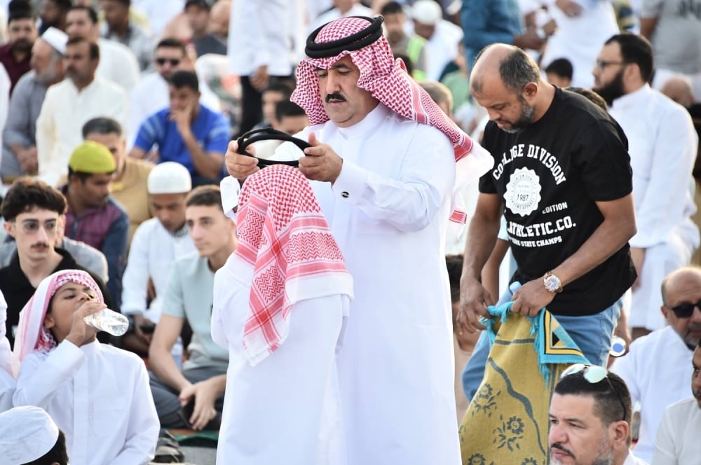 جموع المصلين يؤدون صلاة عيد الأضحى المبارك